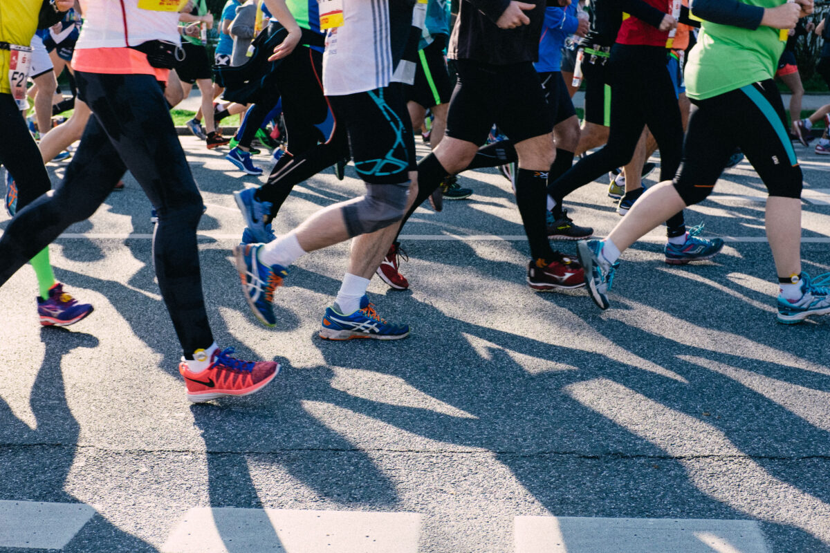 Marathonläufer in Bewegung vom Rumpf abwärts abgebildet