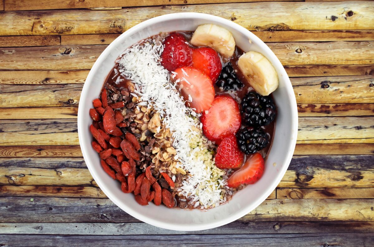 Frühstücks-Bowl mit Früchten, Nüssen und Kokosflocken