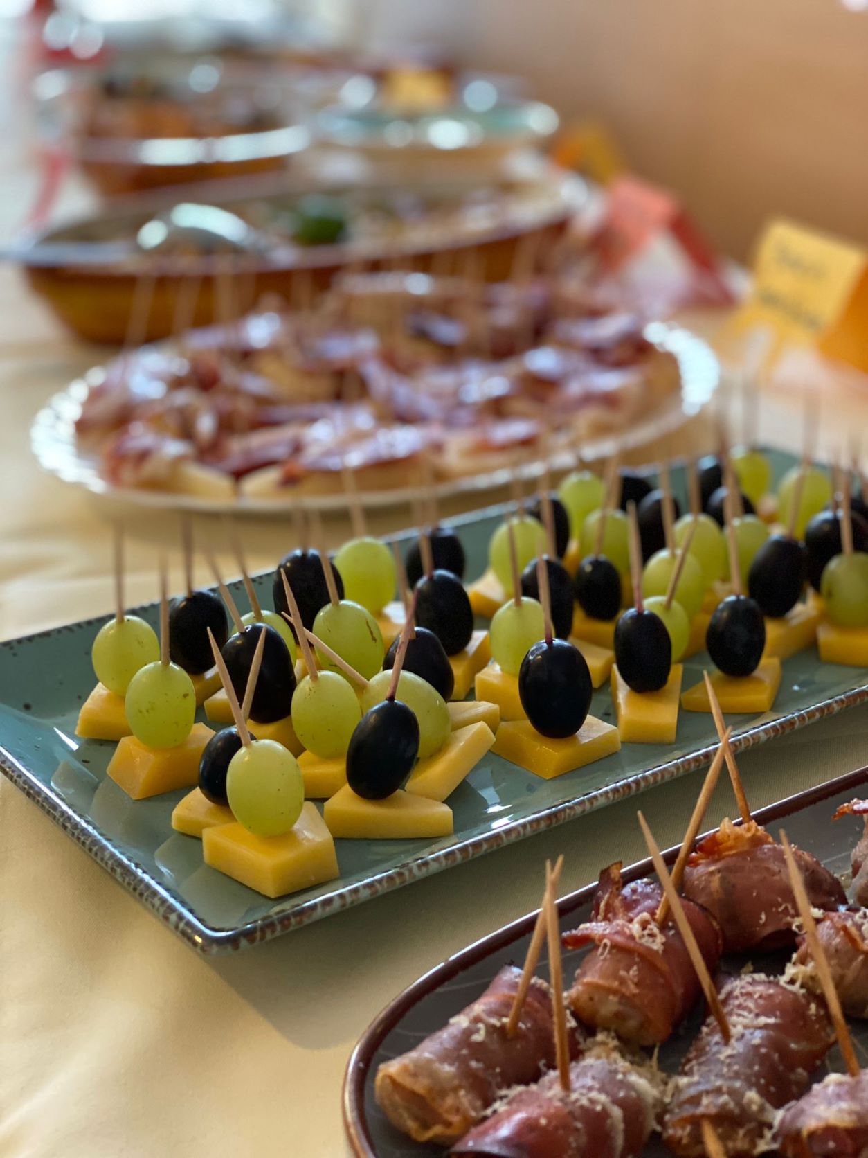 Im Vorfeld haben die Schüler*innen spanische Tapas für das Buffet zubereitet. Hier: Trauben-Käse-Spieße