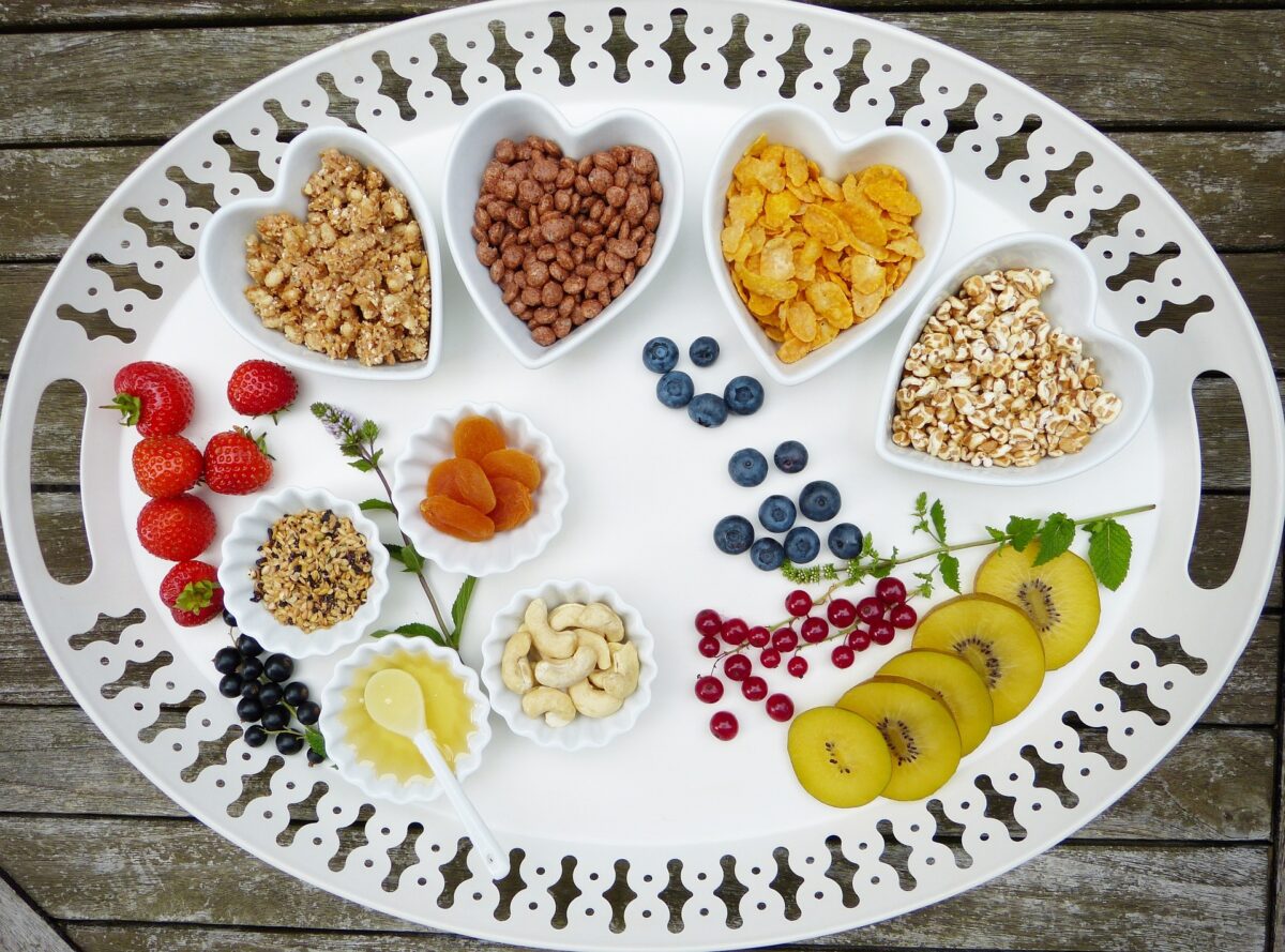 Platte mit verschiedenen Früchten und Cerealien